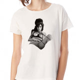 Amy Winehouse Sexy On The Bed Amy Jade Winehouse Women'S T Shirt
